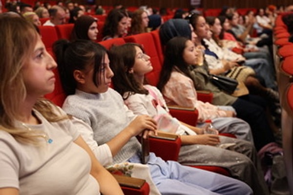 Mafalda görmediği bir dünyaya hazırlanırken hayatındaki önemli şeylerin listesini yapıyor. Sizce kaybetmek, neyin gerçekten önemli olduğunu anlamamızı mı sağlıyor?