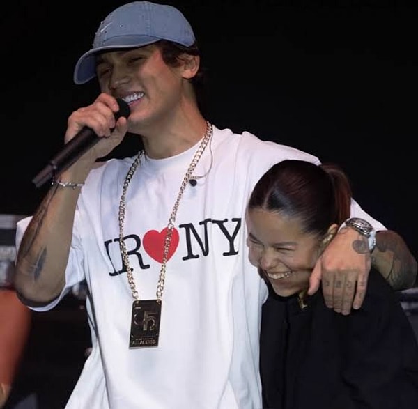 Türkçe rap dünyasının son yıllarda en çok konuşulan isimlerinden Çakal, geçtiğimiz haftalarda kız kardeşi Sudem'e yaptığı milyonluk jestle gündeme gelmişti. Ancak rapçinin kardeşine hediye ettiği otomobil, bu kez pek de iç açıcı olmayan görüntüsüyle karşımıza çıktı!