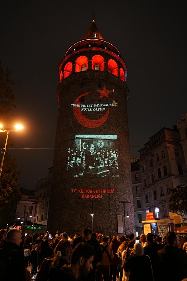 Atatürk’ün kürsüdeki hitaplarından resmî törenlerine uzanan siyah beyaz kareleri kulenin cephesinde dönüşümlü olarak belirdi.