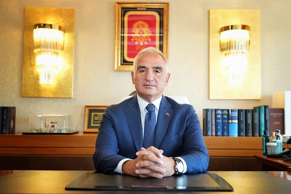 Kültür ve Turizm Bakanı Mehmet Nuri Ersoy, Galata Kulesi’ndeki gösteriyi sosyal medya hesabından paylaştı.