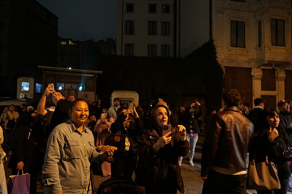 Galata Kulesi’ne yansıtılan görüntüleri cep telefonlarıyla kaydeden vatandaşlar Cumhuriyet Bayramı coşkusunu sosyal medyaya taşıdı.