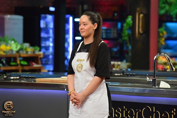 Eski MasterChef yarışmacısı Büşra Zambak, bu kez jüri şeflerin restoranlarında tabakları değerlendirdi.