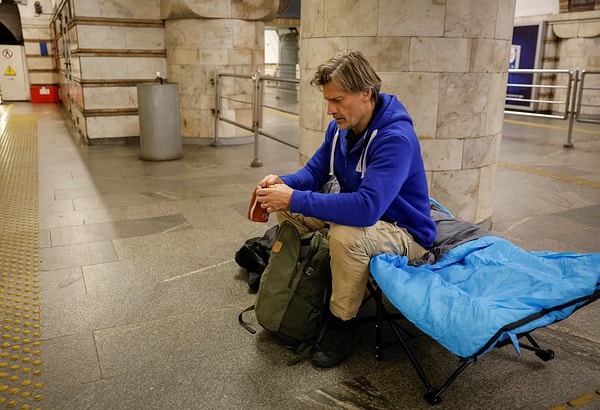 Nikolaj Coster-Waldau Instagram'dan paylaştığı notta binlerce Ukraynalının her gece yaşadığı zorluğa dikkat çekti.