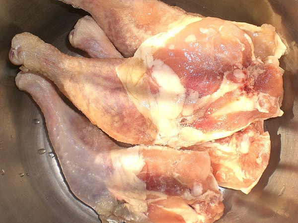 Çiğ tavukta Salmonella ve Campylobacter gibi hastalık yapan mikroplar bulunabiliyor.