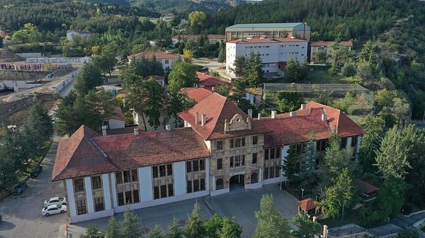 1869'da Gençlere Meslek Öğretmek İçin Kuruldu