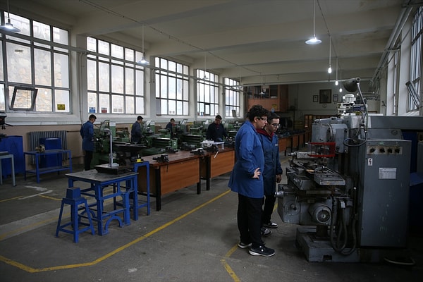 Bugün Elektrikli Araç ve Bilişim Teknolojileri Öğretiliyor