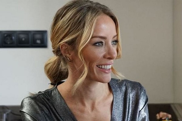 Bade İşçil became a familiar face through her roles as Şebnem in Ezel and Banu in Kuzey Güney.
