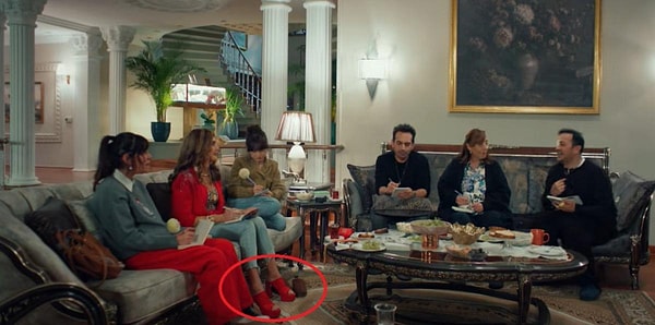 Tuzlu Kahve'nin son bölümündeki isim-şehir sahnesi başladığında Candan'ın ayağında kırmızı topuklu ayakkabılar vardı.