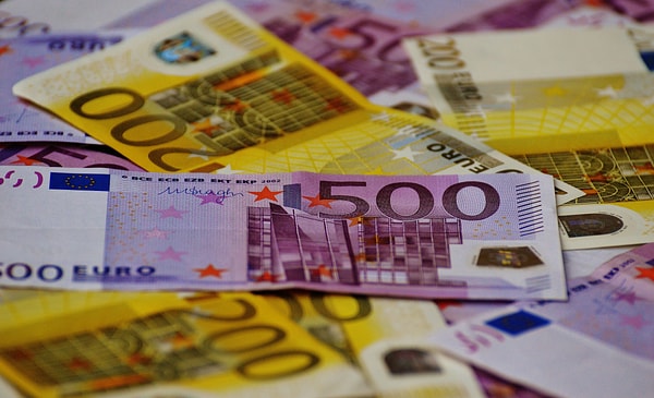 Duisburg Savcılığı, 62 yaşındaki öğretmeni nitelikli dolandırıcılık ve belgede sahtecilikle suçluyor.