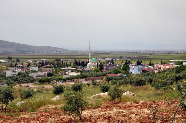 Reyhanlı'daki Yıldız Mahallesi'nde yaşayan yaklaşık 970 kişinin soyadı Yıldız, farklı soyad taşıyanlar ise memurlar.