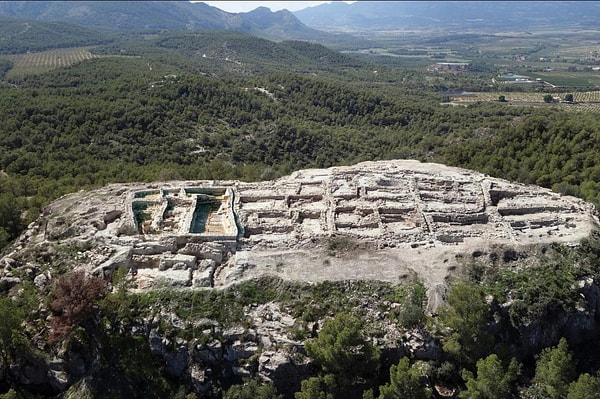 Murcia bölgesindeki La Almoloya'da, yaklaşık 585 metre yükseklikteki kayalık bir tepede dev bir savunma hattı tespit edildi.