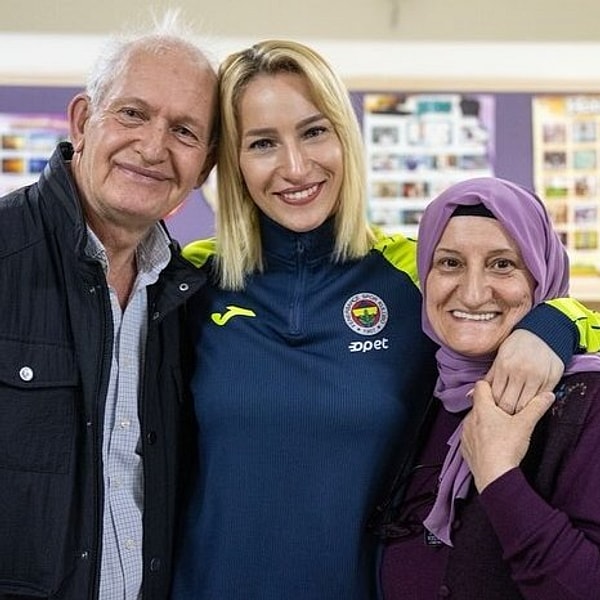 Voleybola başladığı yıllarda babasının her gün salona geldiğini, deplasmanlarda da kendisini yalnız bırakmadığını anlatan Örge, onu “takım babası” sözleriyle tarif etti.