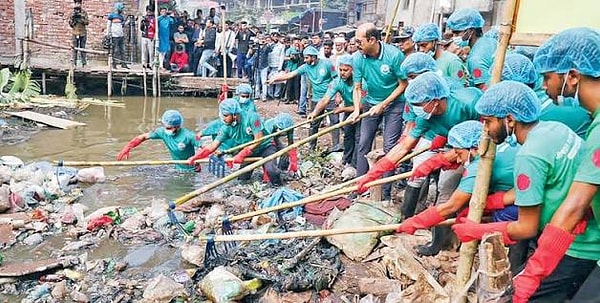 Gönüllüler çöpleri kaldırınca kanalın suyu yeniden göründü