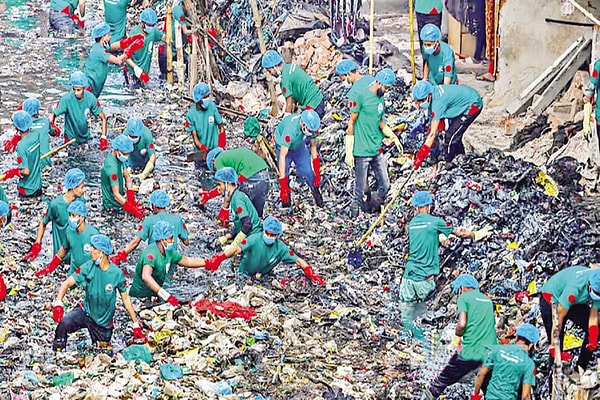 Kanaldaki çöp o kadar yoğundu ki üzerinde yürünebiliyordu