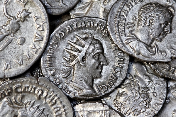 Araştırmacılar, sikkelerin Roma'nın çöküş döneminin istikrarsızlığında saklanmış olabileceğini düşünüyor.