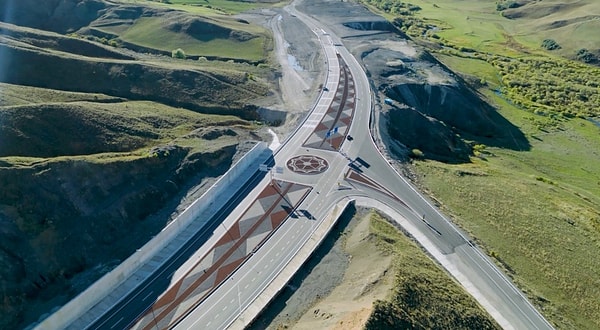 Tünel, 2 bin 349 metre rakımdaki geçidi ve sekiz keskin virajı ortadan kaldırdı.