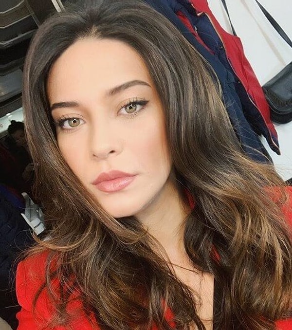 4. Galatasaray'ın yıldız futbolcusu Lucas Torreira ile oyuncu Devrim Özkan'ın romantik aşklarının ayrılıkla son bulması çok konuşulmuştu. Ayrılık sonrası hamleler yapsa da karşılık alamayan Torreira'nın tadını kaçıracak bir olay yaşandı. Güzel oyuncu, milli yarış pilotu Cem Bölükbaşı ile akşam saatlerinde Tv100 kameralarınca görüntülendi.