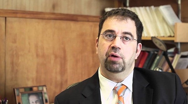 2000 senesinde profesör ünvanı alan Acemoğlu'nun çeşitli dergilerde makaleleri yayımlandı.