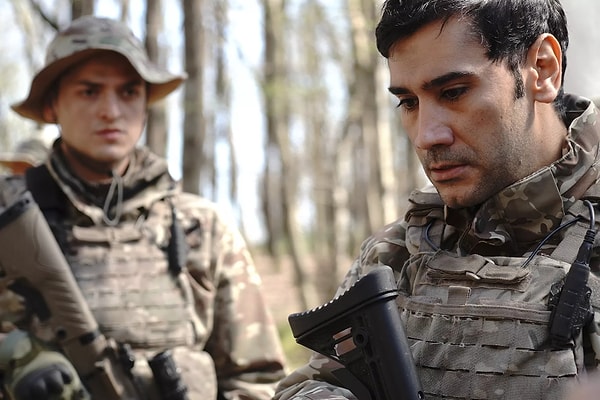 Boran, kız kardeşinin hayatta kalması için Ali'den muhbirin kim olduğunu öğrenmeye çalışır. Muhbirin adını veren Ali ve Sacit General ise büyük bir risk alacaktır.