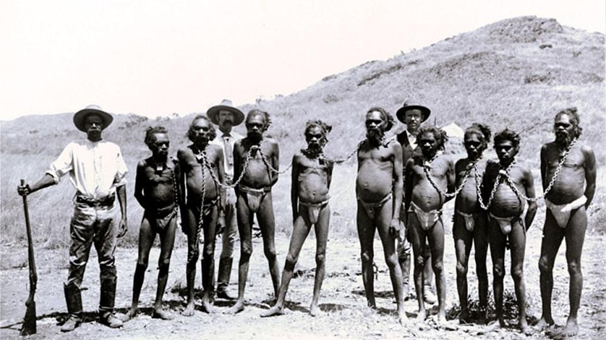 18. yy’da sömürgecilerin Avusturalya’yı işgal etmesi ve bölgede yaşayan Aborjinleri ‘barbar vahşiler’ olarak tanımlamalarıyla ciddi bir katliam yaptıkları biliniyor.