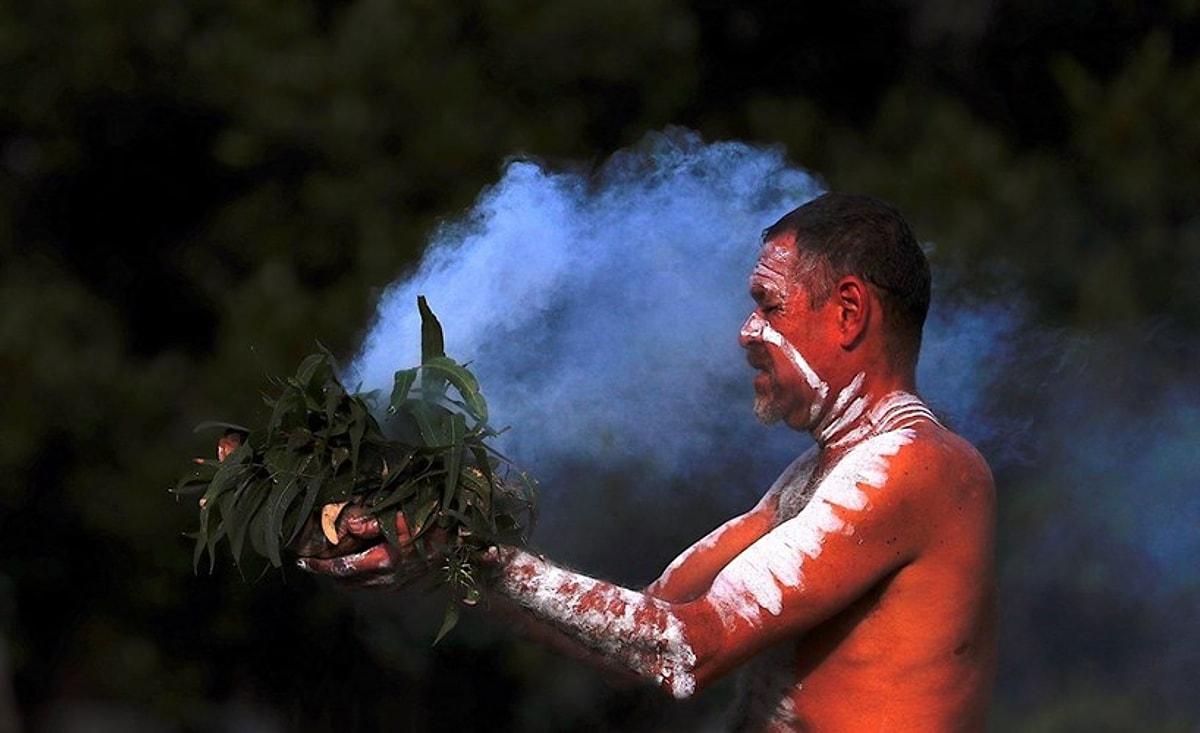 Bitkilerin yakıldığı, oluşan dumanlarla ruhsal ve fiziksel temizlenme yaşadıkları ve kötü ruhları kovdukları bir diğer ritüel de ‘smoking ceremony’.