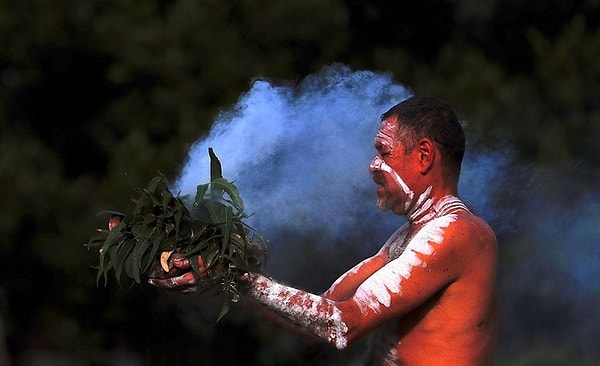 Bitkilerin yakıldığı, oluşan dumanlarla ruhsal ve fiziksel temizlenme yaşadıkları ve kötü ruhları kovdukları bir diğer ritüel de ‘smoking ceremony’.