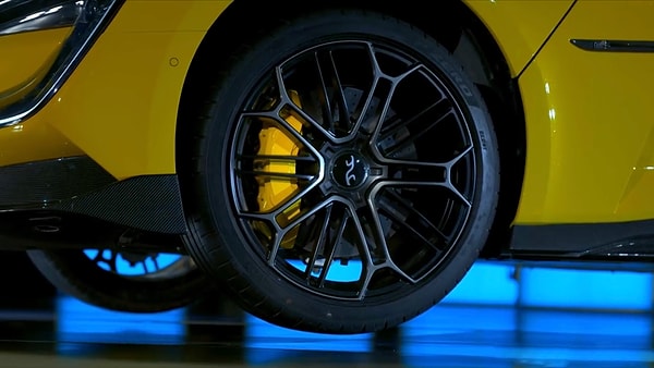 1100 beygire kadar çıkabilen güçlü motorunun yanı sıra 700 kilometreyi aşan menzili ile de dikkat çeken aracın fiyat seçenekleri ise 150.000 dolardan başlıyor.