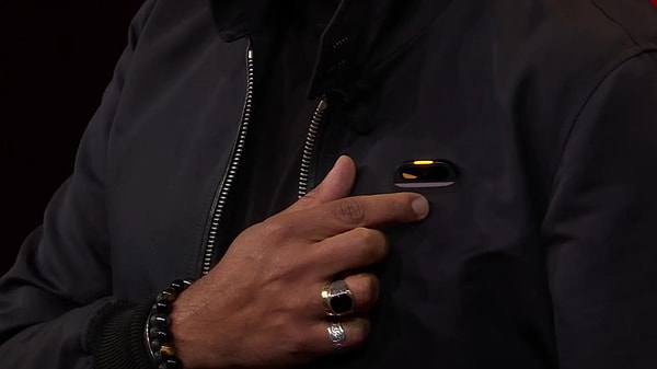 TED 2023 fuarında tanıtılan yeni ürün, adeta giysinizin parçasıymış gibi görünen, yansıtıcı ekranlı, kameralı ve hoparlörlü bir akıllı projeksiyon.