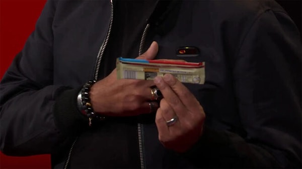 Yapay zeka destekli görüntüleme teknolojisi ile çoğu nesne hakkında ayrıntılı bilgiler vermeyi başaran giyilebilir teknoloji, ilerleyen günlerde birçok dezavantaja sahip akıllı telefonları tarihe gömebilir.