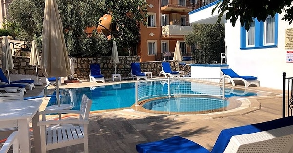 4. Lizo Hotel