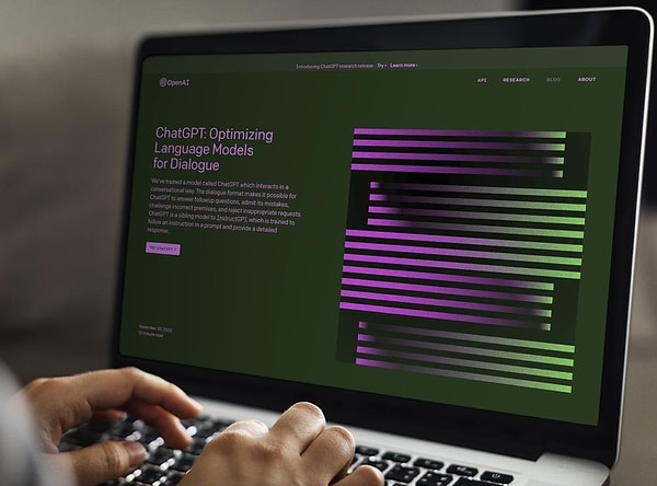 Teknoloji dünyasının önde gelen ismi, yapay zekanın okuma-yazma yeteneklerinin yanı sıra ilerleyen yıllarda basit matematik öğretiminde de yardımcı olabileceğini iddia ediyor.
