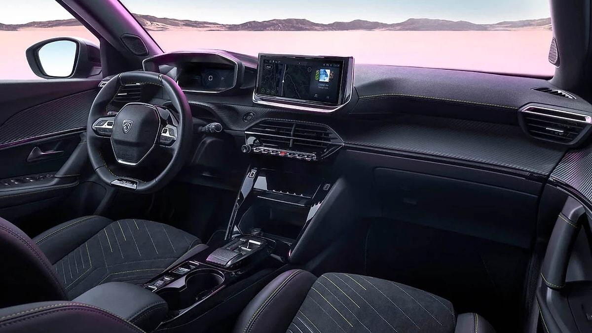 İç mekan tasarımı da yenilenen SUV, makyajlanan modelinde 10 inçlik ekranlara ve vites topuzu bulunmayan bir dizayna sahip.