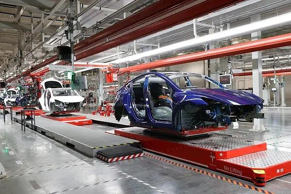 Söz konusu idareye göre, Ocak 2019-Nisan 2023 tarihleri arasında ülkede satılan yaklaşık 1,1 milyon elektrikli otomobilde bulunan yenilenebilir frenlenme sisteminin onarılması gerekiyor.