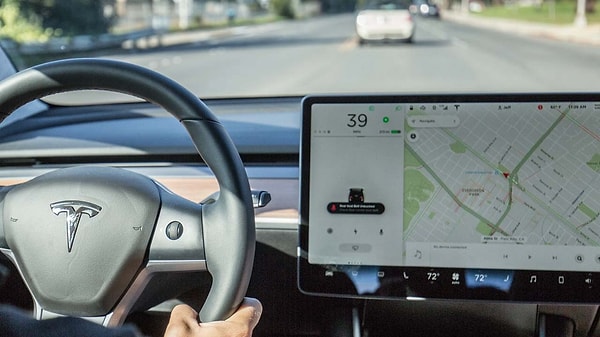 Dava açan araç sahipleri adına konuşan avukat Hagens Berman, "Tesla sahipleri ve kiracıları, araçlarının üreticisinin kontrolünde kalmış durumda ve Tesla, araçlar Wi-Fi'ye her bağlandığında izinsiz yazılım güncellemeleri yapıyor." açıklamasını yaptı.