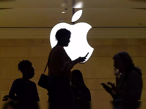 Apple, son aylarda oldukça hızlı gelişen ve büyük kitleler tarafından kullanılmaya başlanan ChatGPT ve benzeri yapay zeka araçlarını çalışanları için kısıtladı.