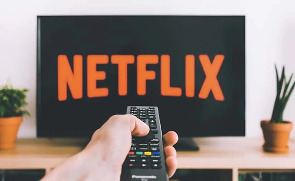Netflix, uzun bir süredir gündeme getirdiği şifre paylaşımı için sıkı önlemler aldı.