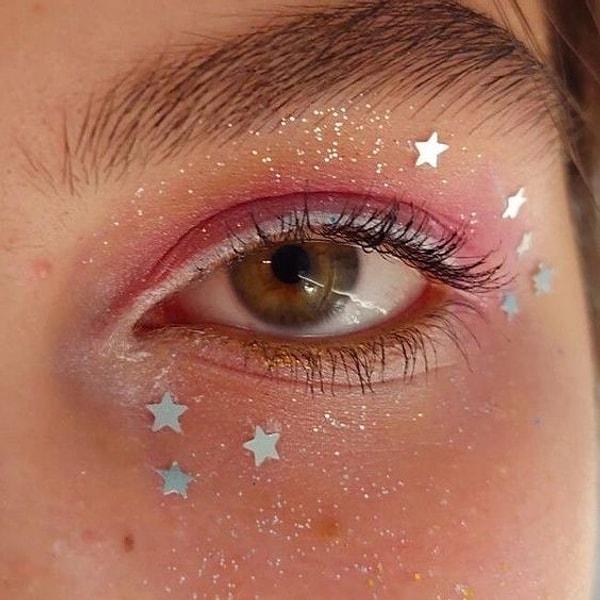 1. Glitter kullanmaya başlayarak dikkat çekici göz makyajlarına imza atabilirsiniz.
