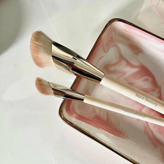 9. Kusursuz ten makyajınızın tek ihtiyacı: Rare Beauty fondöten fırçası