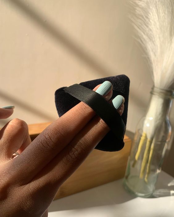 14. Pudra uygulamasına yeni bir soluk getiren üçgen makyaj pufu...