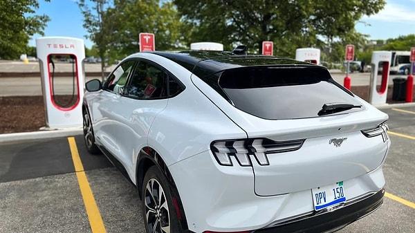 İki büyük ABD şirketinin verdiği kararlar doğrultusunda Ford otomobil sahipleri, 2024'ten itibaren üretimini Tesla'nın üstlendiği hızlı şarj istasyonlarından yararlanabilecek.