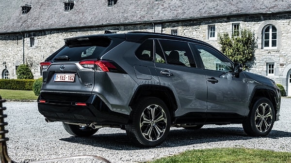 Elektrikli sürüş performansında oldukça mütevazi olduğu bilinen hibrit araç, otomobiller hareket ettiğinde onları şarj etmeye başlayan özel bir yolda harikalar yaratmayı başardı.