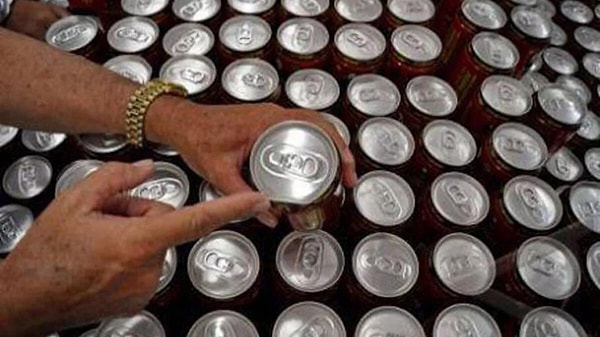 Kurdaki hızlı değişimin önümüzdeki dönemde ithal ürünlere ciddi yansıması beklenirken, kutu kola fiyatlarındaki artış da Twitter'da gündem oldu.