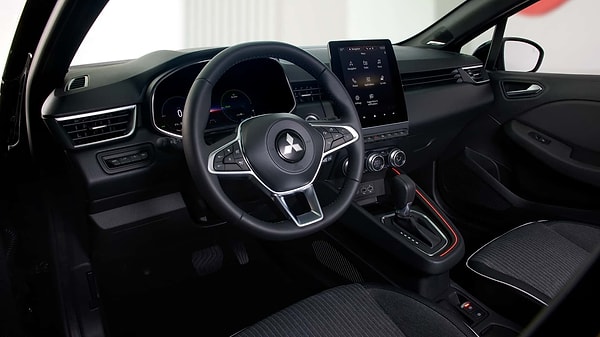 İç tasarım içinde aynı benzerlikler söz konusu. Mitsubishi Colt, dijital gösterge paneli, dokunmatik ekranlı multimedya sistemi, klima kontrolü, deri direksiyon simidi ve vites topuzu gibi özelliklerin tamamını Clio'dan alıyor.