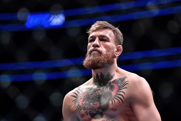 McGregor, 2021'in Temmuz ayında Dustin Poirier karşısına çıktığı karşılaşmada sol bacağını kırmış ve daha sonra hiç karşılaşmaya çıkmamıştı.