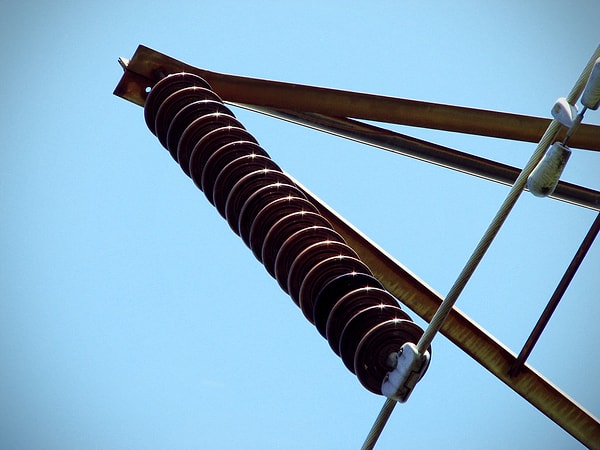 Elektrik akımının sağlıklı bir şekilde kontrol edilmesinin dışında izolatörler, makarnaya benzeyen şekli sayesinde de hayatlarımızı kurtarabiliyor.