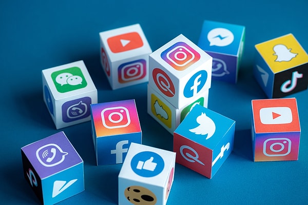 Twitter, Instagram gibi birçok sosyal medya platformunda bir gün içerisinde sayısız paylaşım yapılıyor, biliyorsunuz ki.