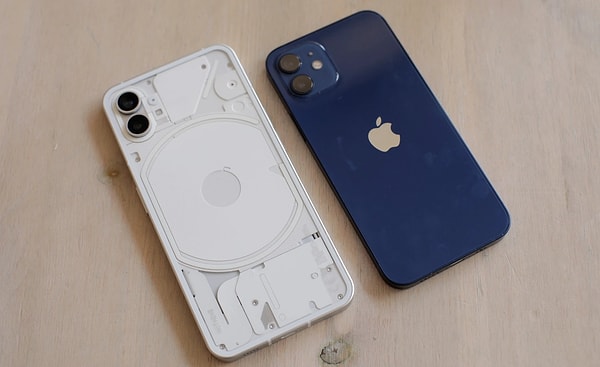 Gelen son bilgilere göre Phone (2), eski model gibi genel hatlarını iPhone serisinden esinlenecek. Dahası telefon, arka kamera adası ve diğer tasarım detayları ile merakla beklenen başka bir cihaz olan iPhone 15'in tıpa tıp aynısı olacak.