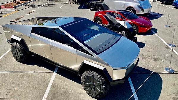 Yeni otomobil ile alakalı net bir çıkış tarihi henüz açıklanmasa da çoğu kişi eylül ayında ilk teslimatların başlayacağını ön görüyor.