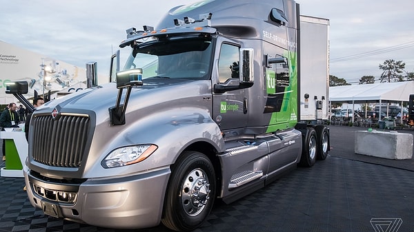 Çinli otomobil üreticisi TuSimple, günümüz yük şoförlerini tarih edecek bir teknolojiye imza attı. Şirket, yarı otomatik sürücüsüz elektrikli TIR modellerini kendi ülkesinde test sürecine soktu.