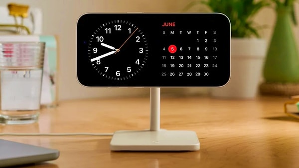 Firma son olarak, geçtiğimiz ay tanıttığı iOS 17 ile akıllı telefon modellerine kazandırdığı yeni ekran özelliklerini bilgisayar monitörlerine de getirmeye hazırlanıyor.